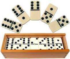 DOMINOS                       